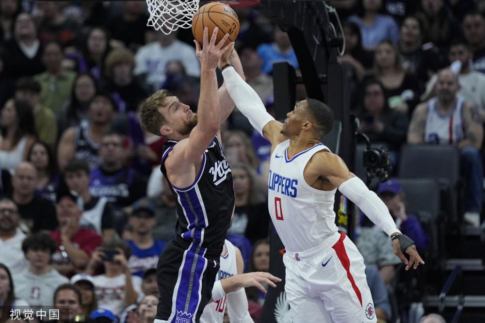 一个父亲的选择：斯特林为患病儿子放弃高薪，坚守伦敦的故事