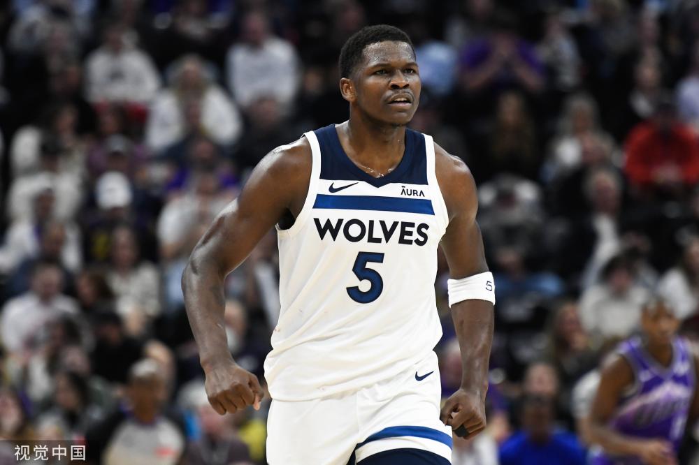 40岁詹姆斯赤膊举重引热议：双手握拳狂秀肌肉 又将创历史第一纪录