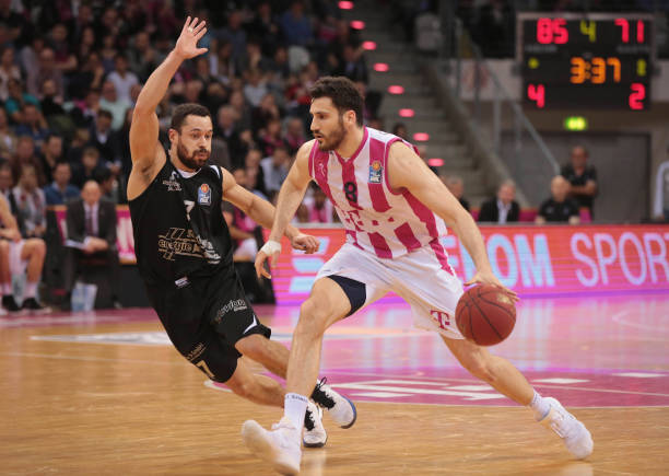 曼联vs伯恩利：B费、姆伯莫、芒特首发，巴因迪尔出战